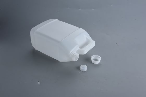 4L aanpasbaar plastic Jerry Can Strak hoofd Vierkante vorm HDPE materiaal 2mm Muurdikte 30mm Buitenste diameter